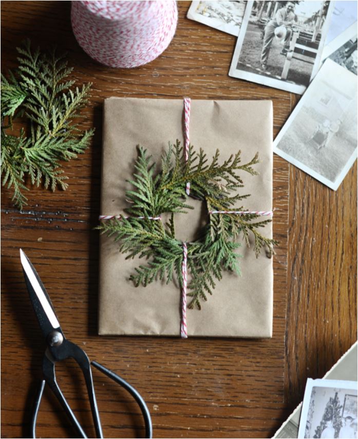 evergreen-wreath-gift-wrap