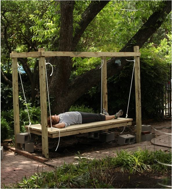 outdoor swinging bed diy